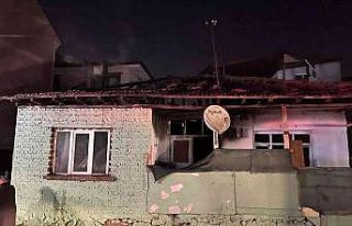 Alevlere teslim olan ahşap ev kullanılamaz hale...