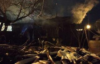 Alevlere teslim olan evdeki yaşlı kadın hayatını...