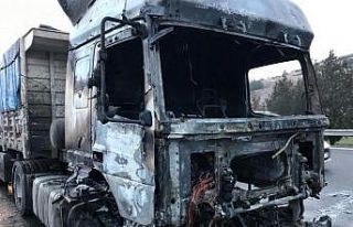 Alevlere teslim olan tırdan geriye demir yığını...