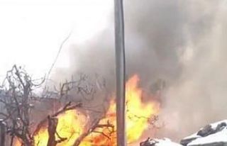 Alevlerin yükseldiği 2 ev küle döndü