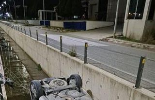 Aliağa’da otomobil su kanalına düştü: 1 yaralı
