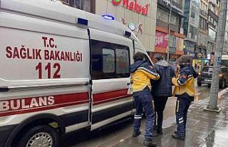Alkollü kişi merdivenlerden düşerek yaralandı