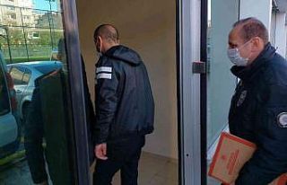 Alkollü şahıs yürümek zorluğu çekince bisiklet...