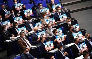 Almanya Federal Meclisi’nden pankartlı protesto