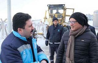 Altıeylül’de karla mücadele devam ediyor