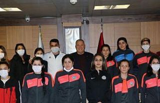 ALTSO Başkanı Şahin, Yüksekova Kadın Futbol Takımını...