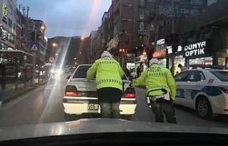 Amasya’da polisler yolda kalan sürücüye aracını...