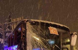 Amasya’da yolcu otobüsü karlı yolda kaza yaptı:...