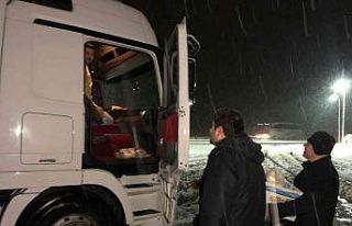 Amasya’da yolda mahsur kalan tır sürücülerine...