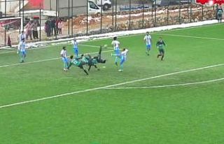 Amatör maçta 3 futbolcunun vole girişimi ilginç...