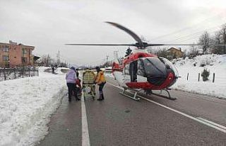 Ambulans helikopter karayoluna indi