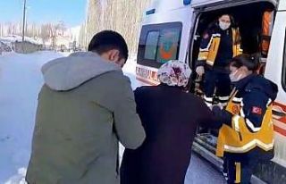 Ambulans mahsur kaldı, yaşlı hastaya ekiplerin...