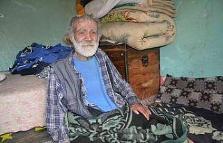 Ambulans şoförünün sırtında taşıdığı yaşlı...