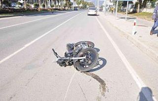 Ambulansla doğuma giden karısını motosikletle...