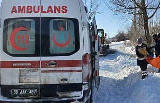 Ambulanslar yolda kaldı, yardımlarına karla mücadele...