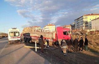 Ankara’da lastikleri patlayan tır ağaç ve elektrik...