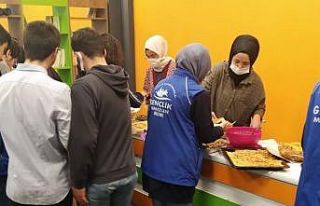 Anneler bu kez öğrenciler için mutfağa girdi