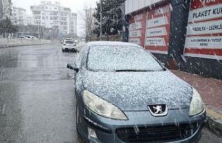 Antalya kent merkezine 29 yıl sonra kar yağdı