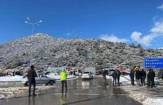 Antalya-Konya karayolu kar sebebiyle 24 saattir kapalı
