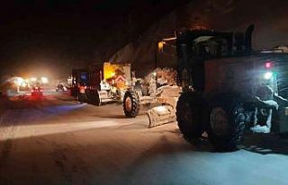 Antalya-Konya karayoluna çığ düştü, 3 metrelik...