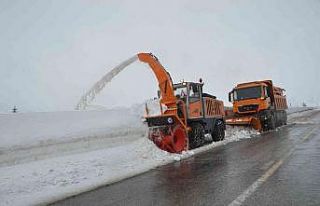 Antalya-Konya karayolunda kar kalınlığı 2 metreye...