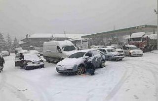 Antalya -Konya karayolunda kar kalınlığı 50 santime...