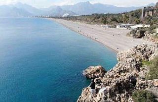 Antalya’da 30 metrelik falezlerin ucunda tehlikeli...
