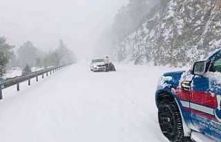 Antalya’da karda mahsur kalan 14 araç ve 32 vatandaş...