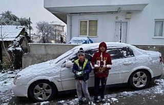 Antalya’da karla kaplı sahada golf oynadı