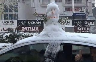 Antalya’da vatandaşlar aracın üzerinde kardan...