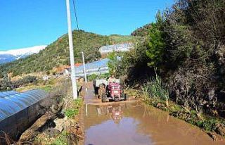 Antalya’da vatandaşlar bozulan yolları imece usulü...