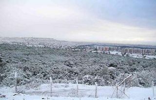 Antalya’ya 29 yıl sonra gelen karla beyaza bürünen...
