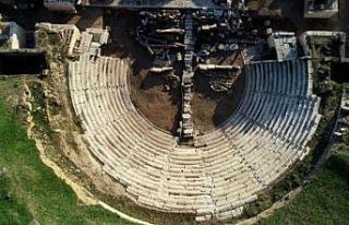Antik kentin orkestra zeminine ulaşıldı
