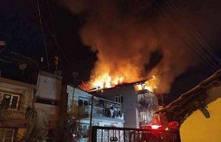 Apartmandan yükselen alevler geceyi aydınlattı