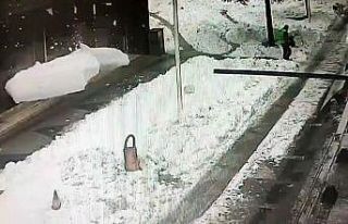 Apartmanın çatısından düşen kar kütlesi faciaya...