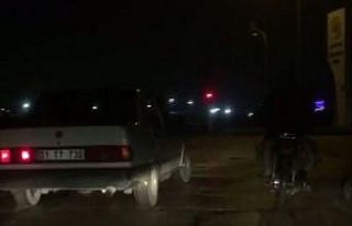 Araç içinden uzattıkları iple motosikleti çekmeye...