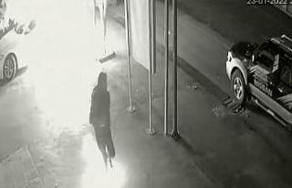 Araç kundaklayanlar önce kameraya ardından polise...