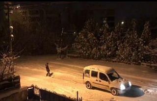 Araca bağladığı iple karda kaydı