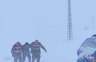 Aracı arza yapan ve donma tehlikesi geçiren şahsı...