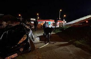 Aracıyla geri giderken plaja düşmekten son anda...