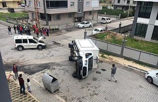 Araçla çarpışan kamyonet devrildi, sürücüler...