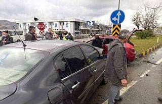 Araçlar kavşakta çarpıştı: 4 yaralı