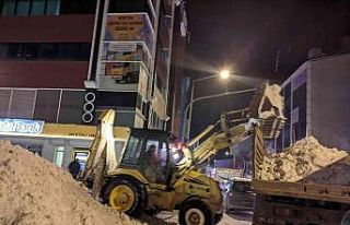 Ardahan’da tonlarca kar kamyonlarla taşındı