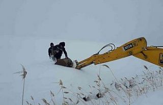 Arızaya giden VEDAŞ ekibi iş makinesi yardımıyla...