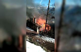 Artvin’de iki katlı ev yanarak kullanılamaz hale...