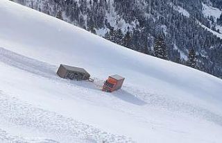 Artvin’de kar ve tipi nedeniyle iki tır yoldan...