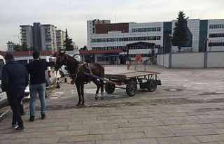 At arabasıyla uyuşturucu satan baba oğul tutuklandı