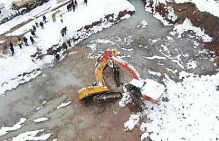Ataşehir’de buz üstünde ilerleyen iş makinesi,...
