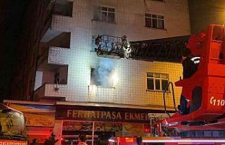 Ataşehir’de yanan daireyi arkalarına alıp selfie...