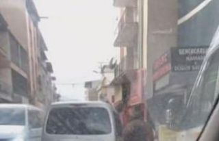 Atı iple aracın arkasına bağlayıp yürüttü,...